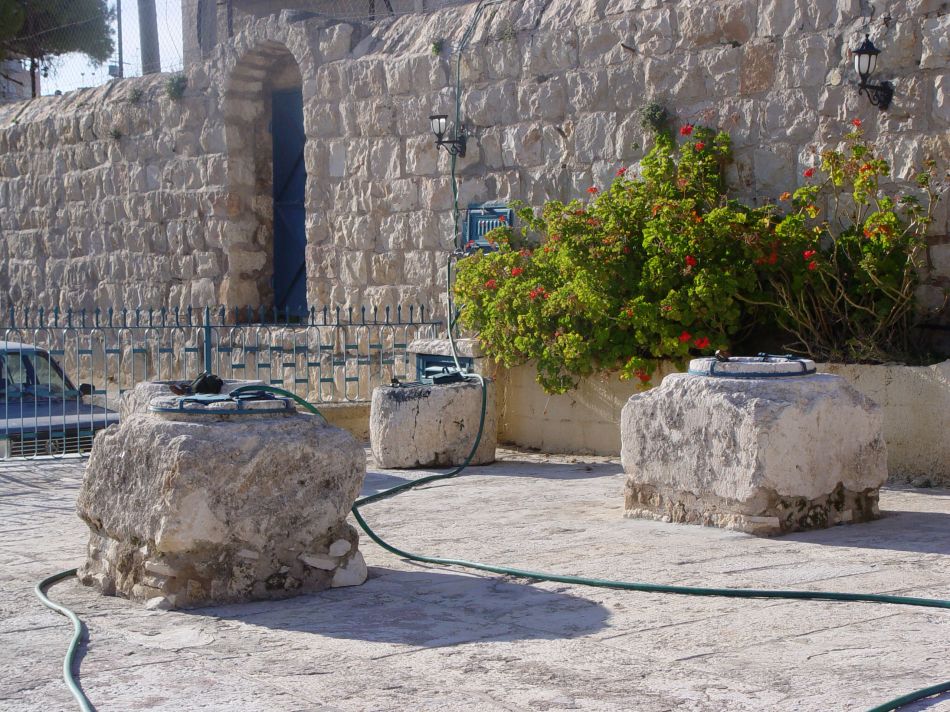 上图:伯利恒的大卫井(King David's Wells)是三个古老的蓄水池,于1895年被发现,至今仍可使用。大卫的勇士当年可能就是从类似的井中冒死打水(代上十一16-19)。