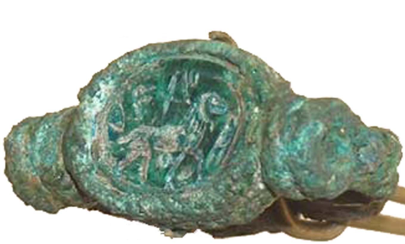 上图:主前730年左右的印章戒指,上面写着「属于约坦」,刻着一只有角的公绵羊,出土于Elat的El-kheleifeh堡。