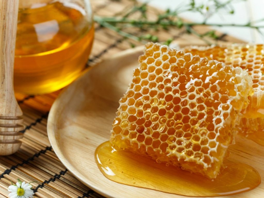 上图:蜂房(Honeycomb)里的巢蜜(Comb honey),是完好地保存在巢脾中的蜂蜜,水分含量少,品质比分离蜜高,可以直接食用。巢蜜由于有蜂蜡自然的保护屏障,保持了蜂蜜的风味和香味,可以保存得更久。在蜂蜜抽取机没有发明之前,几乎所有的蜂蜜都是巢蜜。