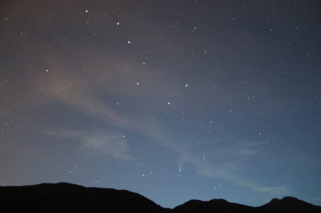 上图:2020年7月20日,北斗七星、Neowise彗星和群山。Neowise彗星上次靠近地球是在4500年前,大约是挪亚洪水的前后。这颗彗星转了一圈再次光临以后,发现不但大地和挪亚的日子相同,人也是「挪亚的日子怎样,人子的日子也要怎样。那时候的人又吃又喝,又娶又嫁,到挪亚进方舟的那日,洪水就来,把他们全都灭了」(路十七26-27)。